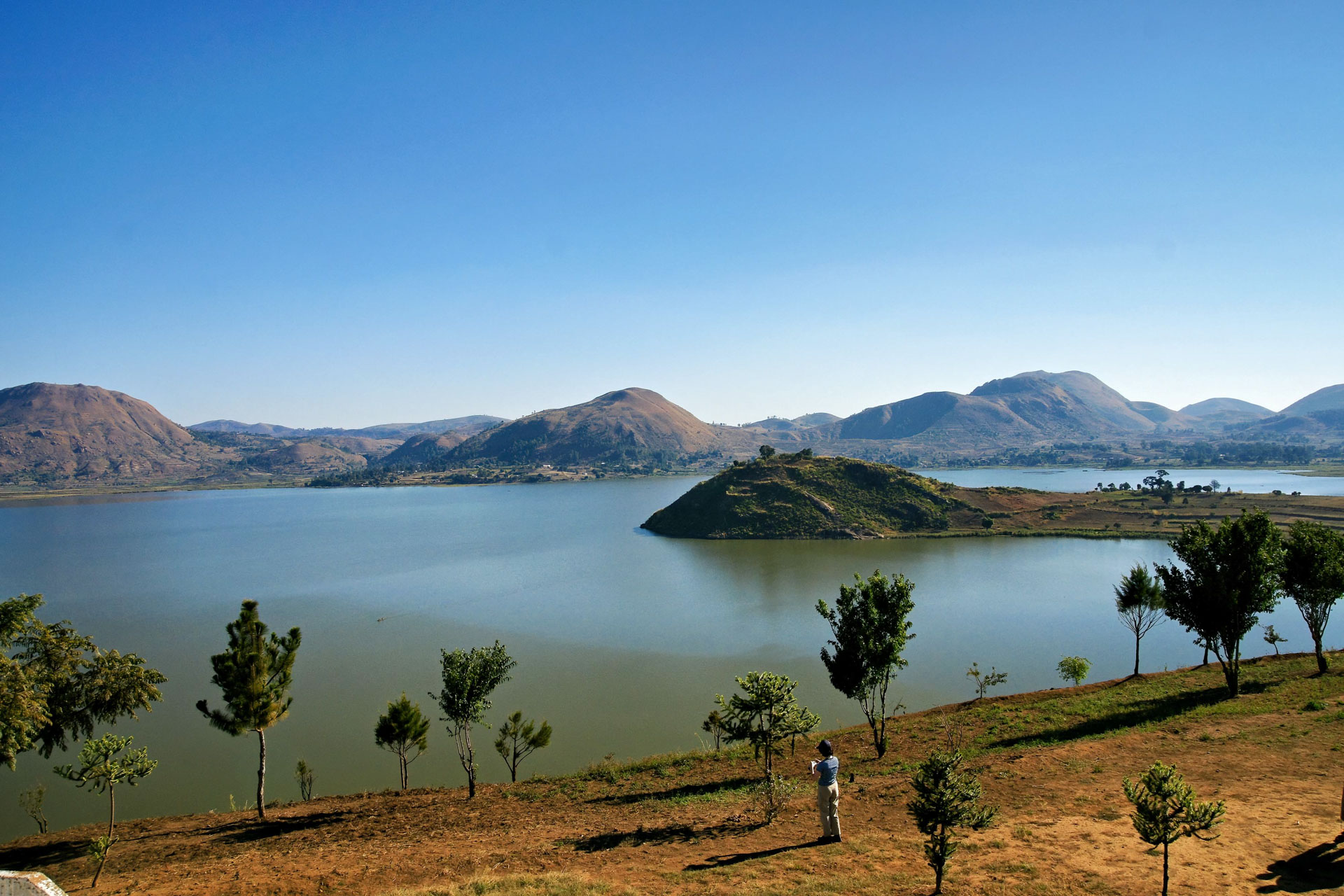 Itasy-See - ein See in Zentralmadagaskar. Mit einer Fläche von 3.500 Hektar ist er der viertgrößte See in Madagaskar. Der Itasy-See befindet sich im vulkanischen Itasy-Massiv. Die vulkanische Aktivität in der Region ist relativ jung und der See entstand, als Lavaströme einen Fluss blockierten und dahinter einen See bildeten. Die Landschaft um den See ist mit Schlackenkegeln und Trachytkuppeln bedeckt. In der vulkanischen Landschaft um den See gibt es viele kleinere Seen (Maare) und Torfmoore.